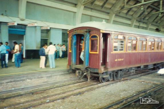 O famoso Trem da Morte chega à estação em Quijarro, na Bolívia. Ele vai nos levar até Santa Cruz de La Sierra(viagem de Julho de 1990)